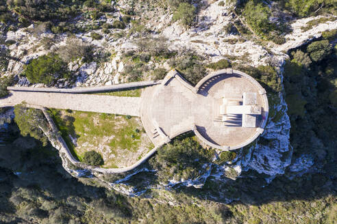 Spanien, Balearische Inseln, Felanitx, Drohnenansicht des Creu del Picot Kreuzes auf dem Gipfel des Puig des Mila - SIEF09618