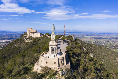 Spanien, Balearische Inseln, Felanitx, Drohnenansicht des Jesus-Christus-Denkmals in der Wallfahrtskirche Sant Salvador - SIEF09620