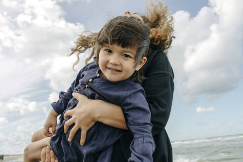 Portrait of happy little girl on her mother's arms - OGF00164