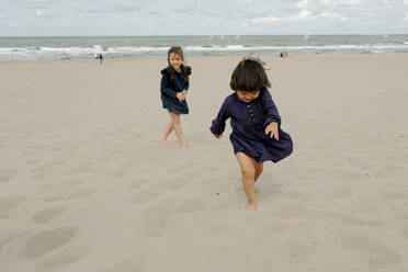 Zwei kleine Mädchen spielen am Strand, Scheveningen, Niederlande - OGF00166