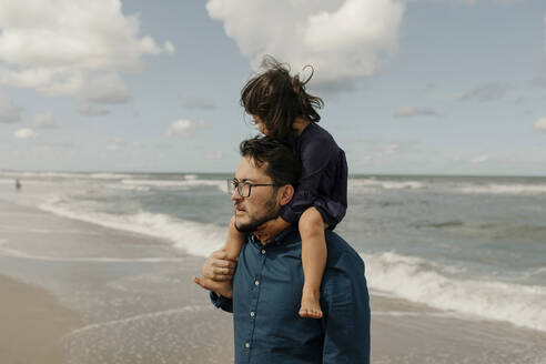 Man carrying little daughter on hid shoulders on the beach, Scheveningen, Netherlands - OGF00169