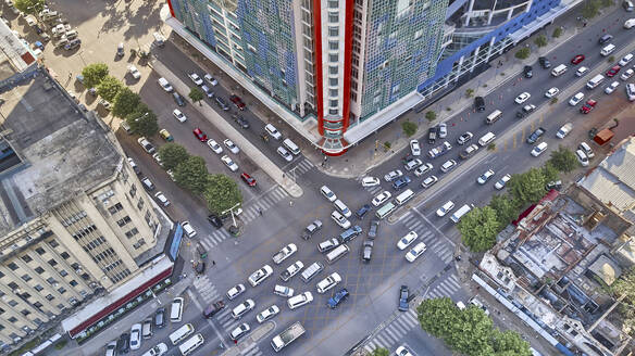 Mosambik, Maputo, Luftaufnahme eines Verkehrsstaus auf einer Stadtkreuzung - VEGF01638