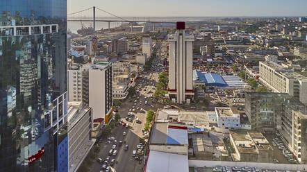 Mosambik, Maputo, Luftaufnahme der Baixa de Maputo im Stadtzentrum mit der Brücke Maputo-Katembe im Hintergrund - VEGF01639