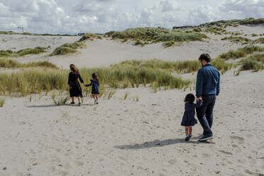 Familie mit zwei kleinen Kindern beim Spaziergang in den Dünen, Den Haag, Niederlande - OGF00187