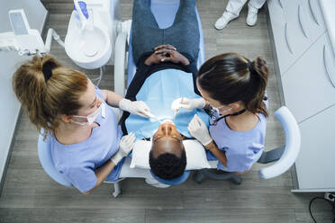 Zahnärztin und Assistentin bei der Behandlung von Patienten in einer Arztpraxis - JCMF00397