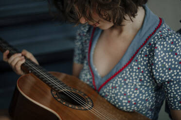 Crop-Ansicht einer jungen Frau mit Gitarre - OGF00196