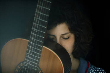 Porträt einer jungen Frau mit Gitarre - OGF00201