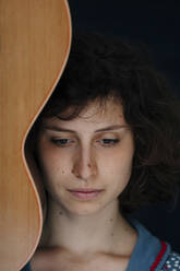 Porträt einer jungen Frau mit Gitarre - OGF00202