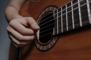Gitarre spielende Frauenhand, Nahaufnahme - OGF00205
