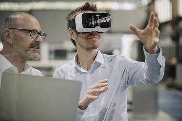 Zwei Männer mit VR-Brille in einer Fabrik - KNSF07760