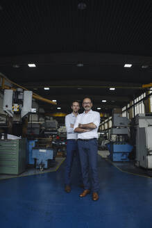 Porträt von zwei selbstbewussten Männern in einer Fabrik - KNSF07883