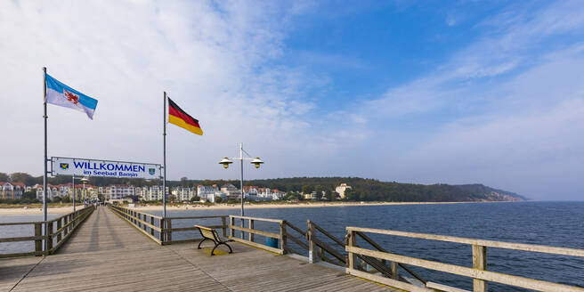 Deutschland, Mecklenburg-Vorpommern, Heringsdorf, Willkommensschild zwischen Nationalflaggen über Holzsteg hängend - WDF05862