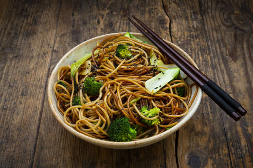 Schüssel mit japanischen Soba-Nudeln mit Bok Choy, Brokkoli, Sojasauce und schwarzem Sesam - LVF08659