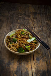 Schüssel mit japanischen Soba-Nudeln mit Bok Choy, Brokkoli, Sojasauce und schwarzem Sesam - LVF08660