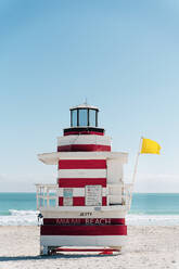 Rot-weiß gestreifter Wachturm mit gelber Flagge, Florida, USA - GEMF03477