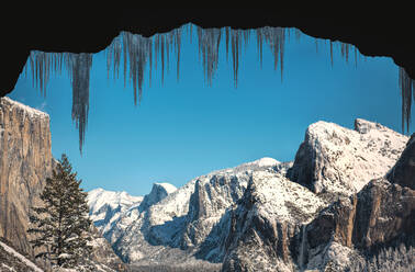Klarer Winterhimmel und Eiszapfen in Yosemite Yosemite Valley - CAVF76087