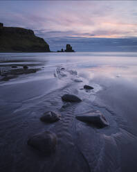Landschaftlich reizvoller Strand an der Talisker Bay, Isle of Skye, Schottland - CAVF76089
