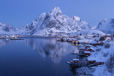 Olstind Berggipfel Winterspiegelung im Hafen von Reine, Moskenesøy, Lofoten, Norwegen - CAVF76097