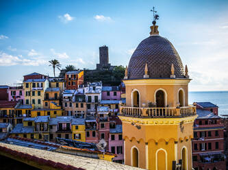 Blick auf die Kirche und die Dächer von Vernazza in Cinque Terra, Italien. - CAVF76099