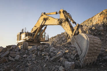 Bergbaumaschinen, die über Felsen arbeiten - CAVF76101