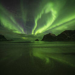 Nordlicht - Aurora Borealis füllen den Himmel über dem Strand von Vik, Vestvågøy, Lofoten Inseln, Norwegen - CAVF76103