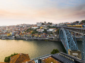 Brücke Ponte Luis I. in Porto, Portugal - CAVF76124