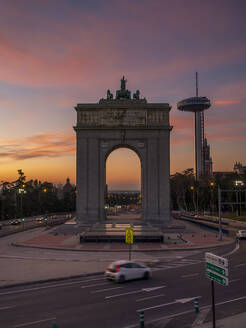 Sonnenuntergang am Siegesbogen in Madrid - CAVF76140