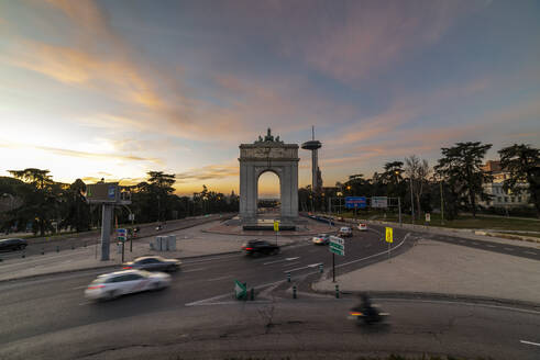 Sonnenuntergang am Siegesbogen in Madrid - CAVF76142