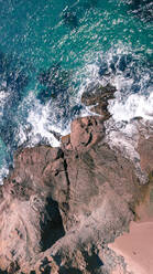 Luftaufnahme einer in den blauen Ozean ragenden Felsformation - CAVF76185