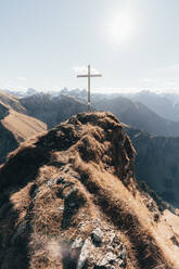 Gipfel mit Kreuz in den deutschen Alpen vor blauem Himmel - CAVF76200