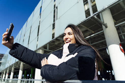 Schöne Frau mit Mobiltelefon. - CAVF76221