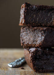 Pflanzliche Schokoladen-Brownies mit Süßkartoffeln aus der Nähe betrachtet - CAVF76223