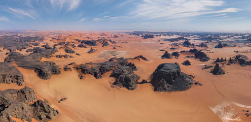 Panoramaluftaufnahme von Felsen in Tadrart, Sahara-Wüste, Algerien - AAEF06919
