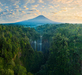 Luftaufnahme des Tumpak Sewu Wasserfalls und eines Vulkans, Indonesien - AAEF06920