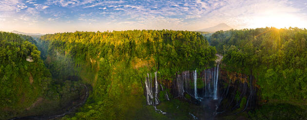 Panorama-Luftaufnahme des Tumpak Sewu Wasserfalls an einem sonnigen Tag, Indonesien - AAEF06921