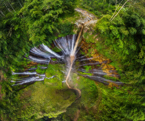 Luftaufnahme des Tumpak Sewu Wasserfalls inmitten des Dschungels, Indonesien, lizenzfreies Stockfoto