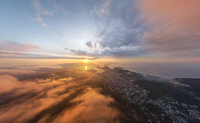 Luftaufnahme von Rio de Janeiro bei Sonnenuntergang, Brasilien - AAEF06924