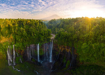 Panorama-Luftaufnahme des Tumpak Sewu Wasserfalls an einem sonnigen Tag, Indonesien - AAEF06925