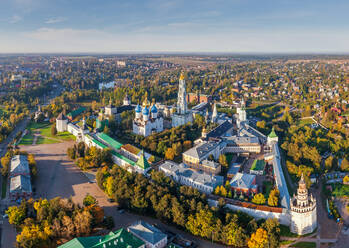 Luftaufnahme der Mariä-Entschlafens-Kathedrale, Sergiyev Posad, Russland - AAEF06928