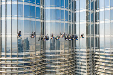 Luftaufnahme von Männern, die im Burj Khalifa-Gebäude arbeiten, Dubai, Vereinigte Arabische Emirate - AAEF06939