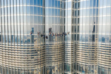 Luftaufnahme von Männern, die im Burj Khalifa-Gebäude arbeiten, Dubai, Vereinigte Arabische Emirate - AAEF06940
