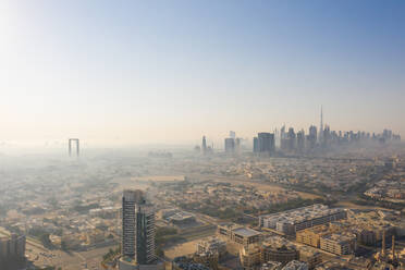 Luftaufnahme von Gebäuden in Al Raffa, Dubai, Vereinigte Arabische Emirate - AAEF06942