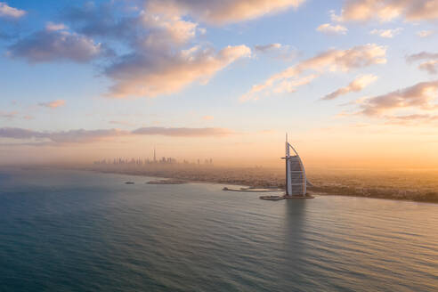 Luftaufnahme des Burj Al Arab Hotels, Dubai, Vereinigte Arabische Emirate - AAEF06951