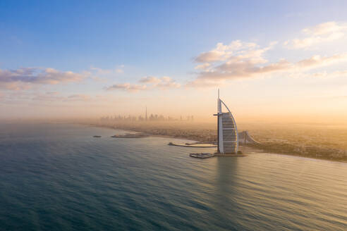 Luftaufnahme des Burj Al Arab Hotels, Dubai, Vereinigte Arabische Emirate - AAEF06952