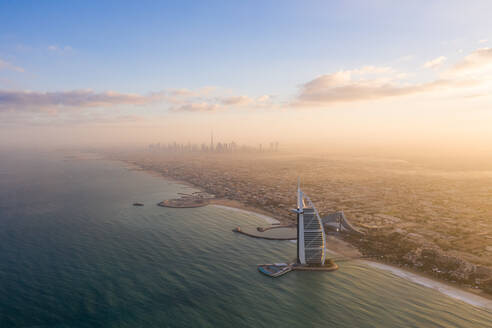 Luftaufnahme des Burj Al Arab Hotels, Dubai, Vereinigte Arabische Emirate - AAEF06954