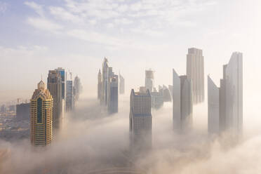 Luftaufnahme von Gebäuden umgeben von Wolken Dubai, Vereinigte Arabische Emirate - AAEF06973