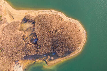 Luftaufnahme des Ufers des Plastiras-Sees, Griechenland - AAEF06991