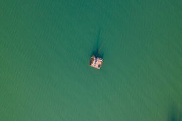 Luftaufnahme einer Plattform in der Mitte des Plastiras-Sees, Griechenland - AAEF06993
