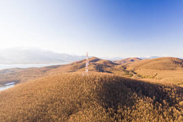 Luftaufnahme eines Turms auf einem Berg, Limni Plastira, Griechenland - AAEF06995