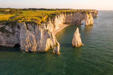 Luftaufnahme von Falaise d'Aval an der Küste der Normandie, Etretat, Frankreich - AAEF07015